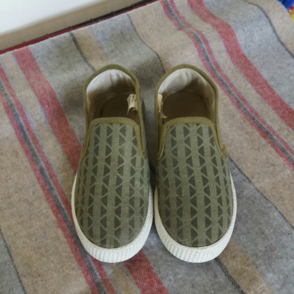 Ocean Fashion Canvas Slip On Sneakers Size 1 (RUN LARGE. FIT LIKE 2)